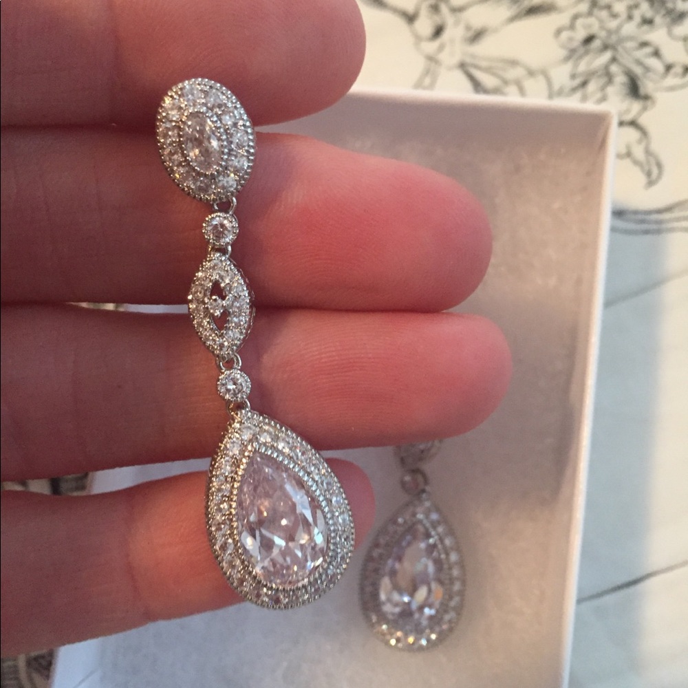 Gorgeous Brand new diamond earrings!