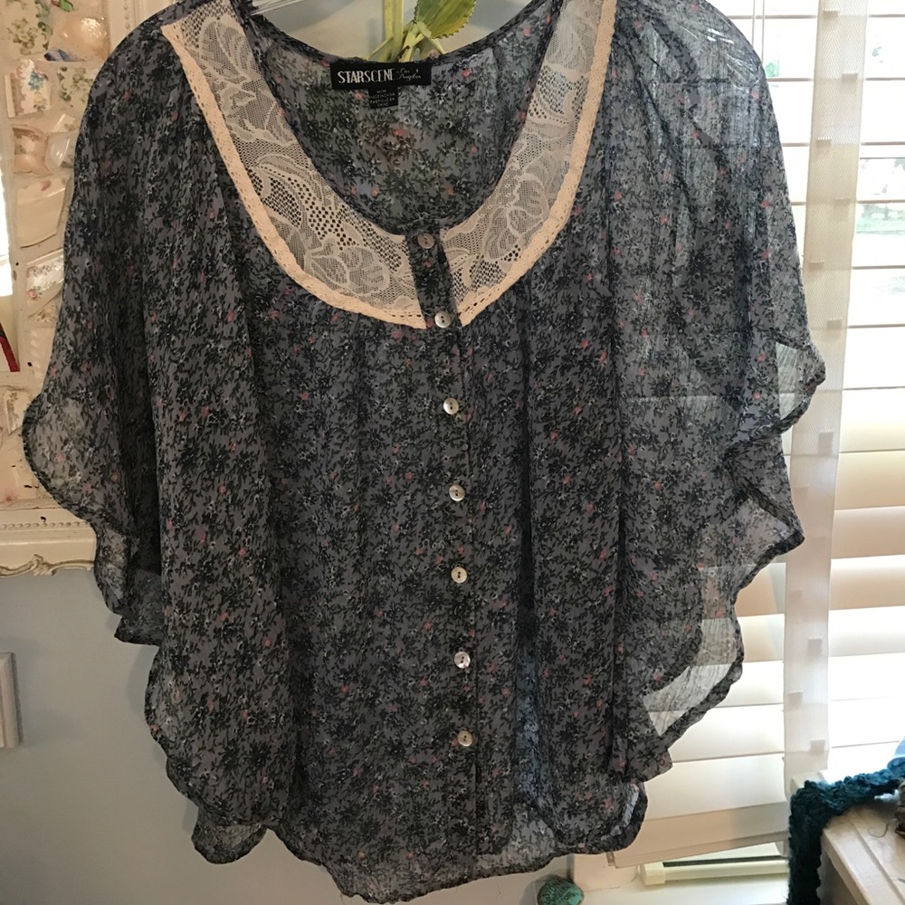 Gently worn light airy top!!