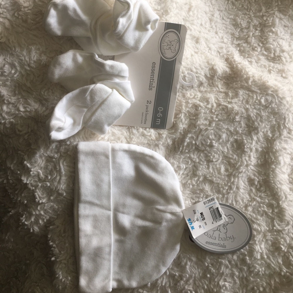 NWT Baby booties and hat