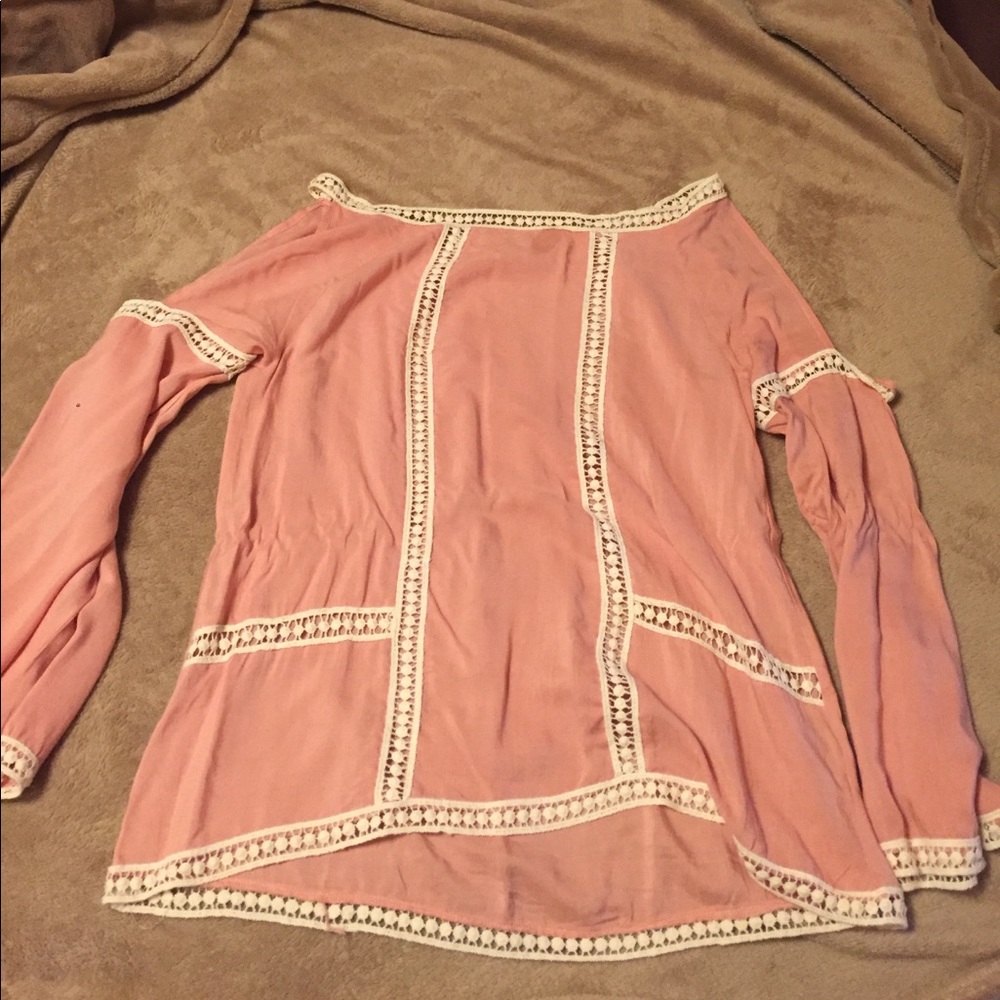 Peekaboo shoulder shirt