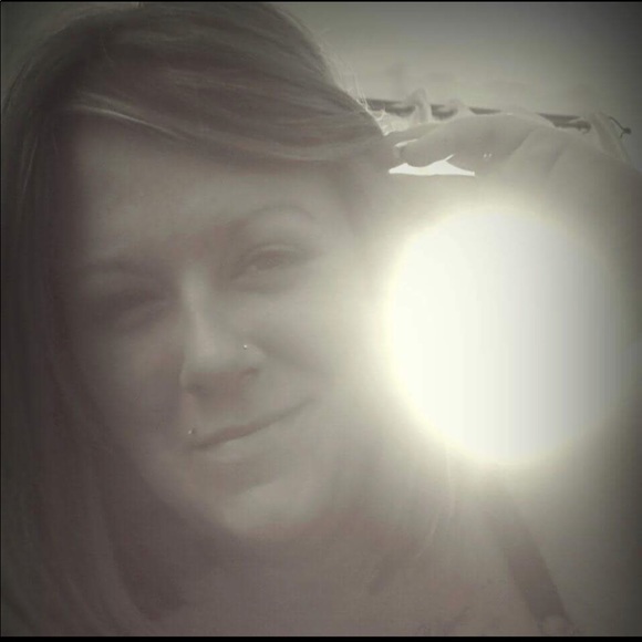 Meet your Posher, Ashley - Picture 2 of 5