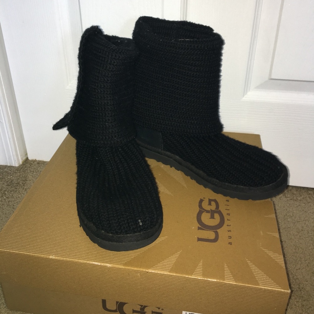 Black knit Uggs with classic cardy