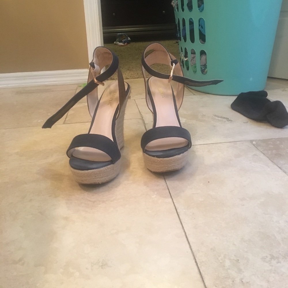 Shoes - Picture 3 of 4