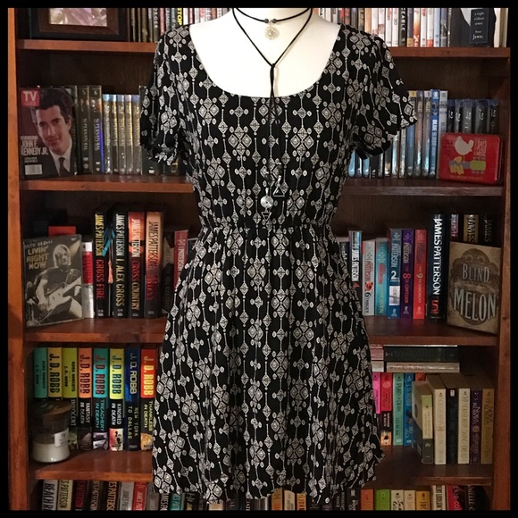 5🌟Short Sleeve Cut Out Print Dress - Picture 3 of 8