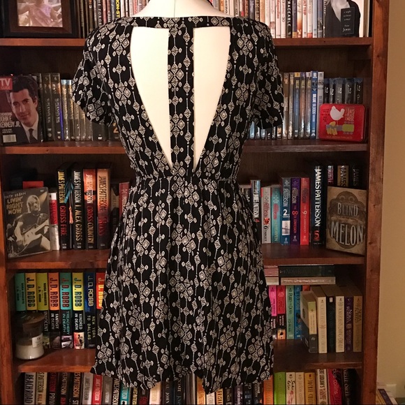 5🌟Short Sleeve Cut Out Print Dress - Picture 4 of 8