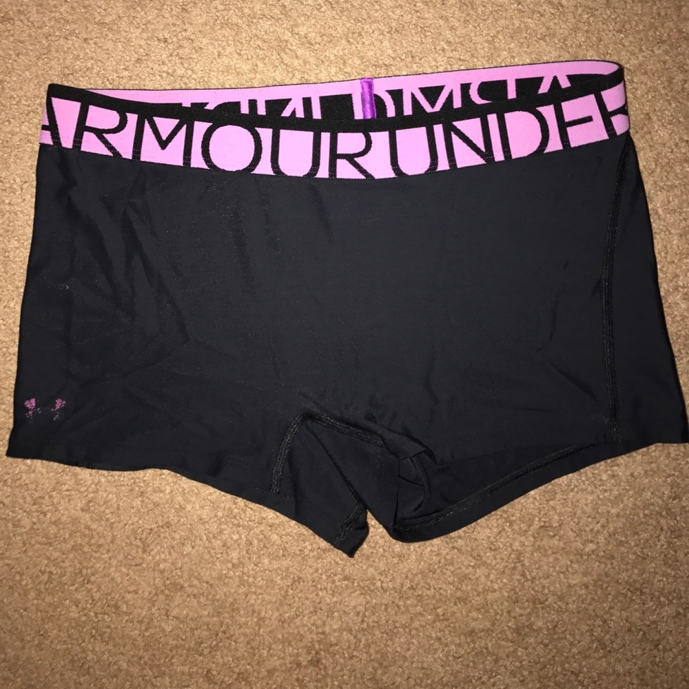 🌻Women's UnderArmour Black Spandex Shorts🌻
