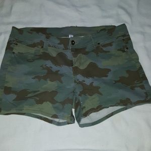 Plus size camo shorts 20W