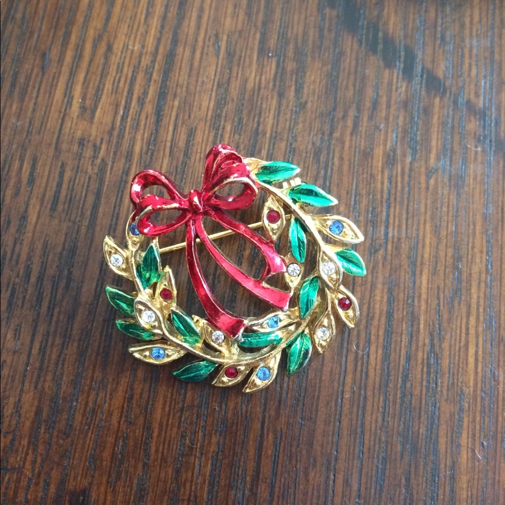 Vintage wreath brooch