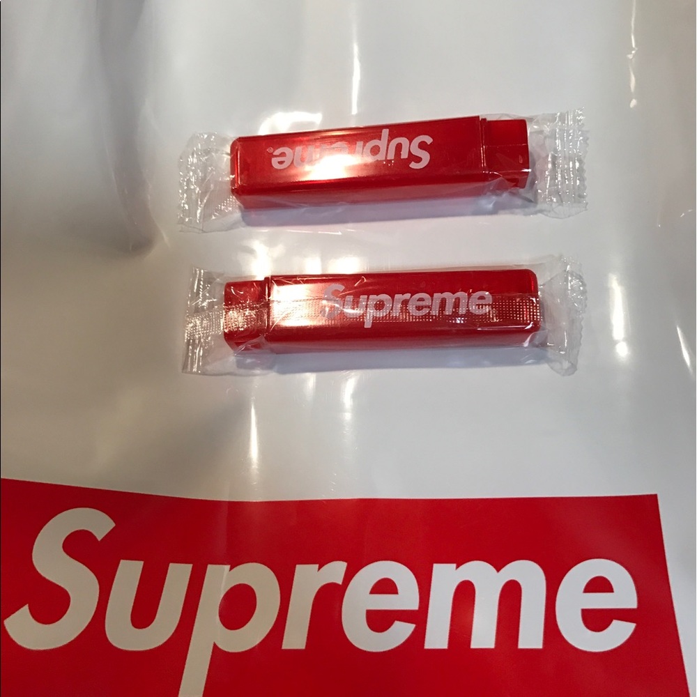 SUPREME TRAVELING TOOTHBRUSH FW17