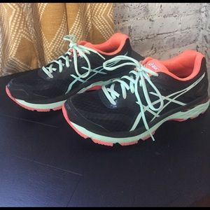 Black Asics GT-2000 5, size 9.5