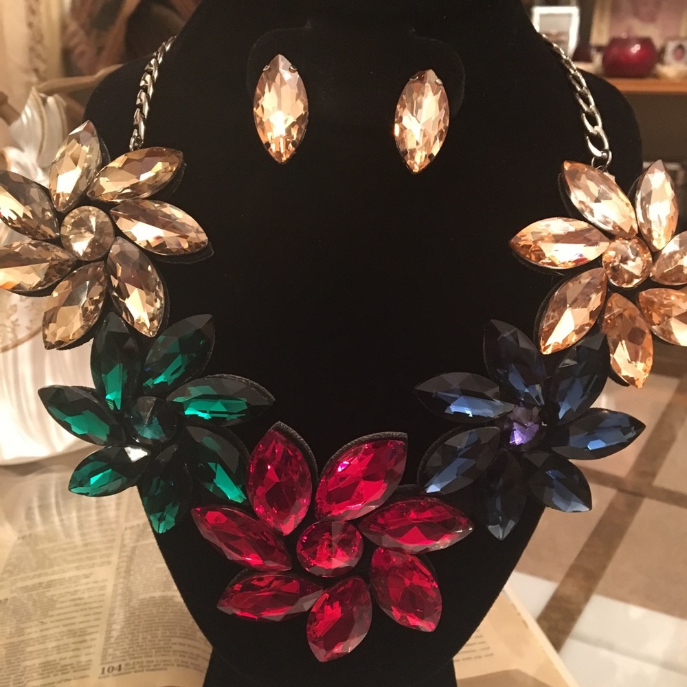 Statement piece necklace set