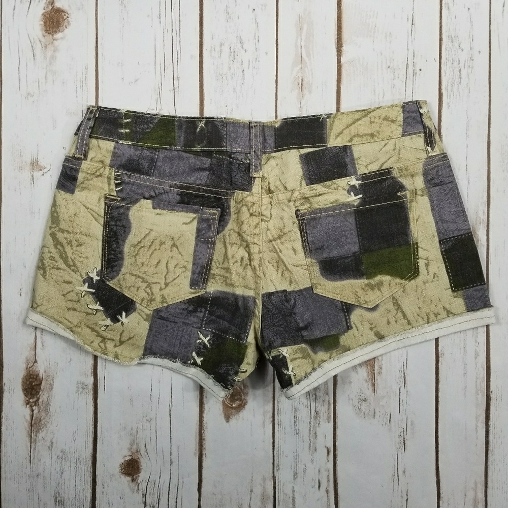 Low-Rise Patch Print Denim Shorts Clearance - Picture 2 of 2