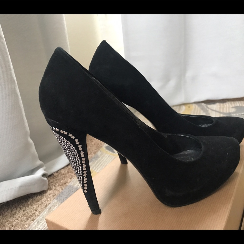 Suede pumps with decorative heels in black