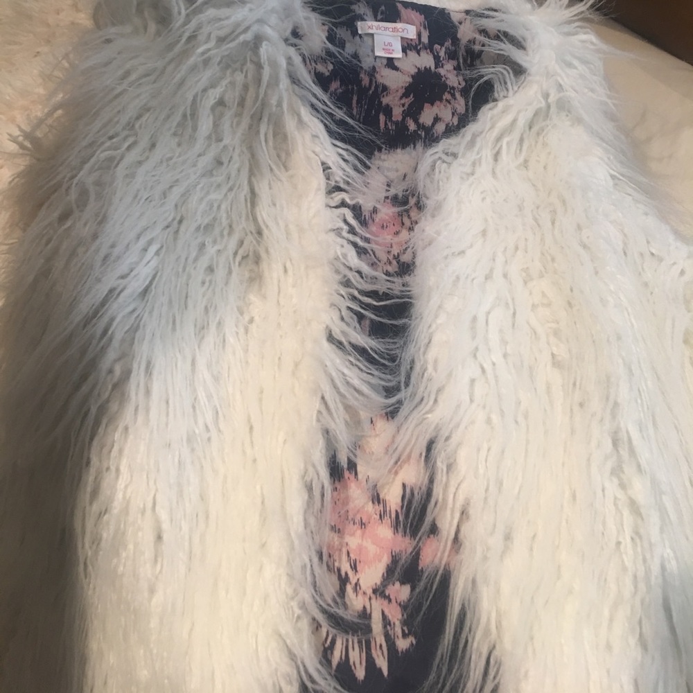 Ladies white faux fur vest. In brand new condition