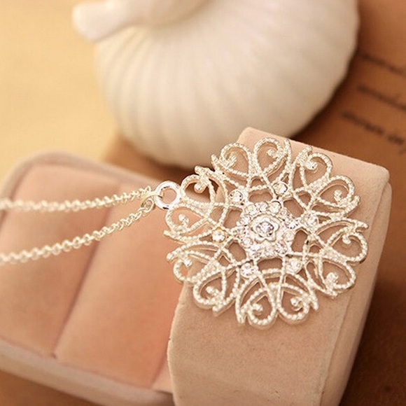Jewelry - 💥Last One!💥 Vintage silver floral long pendant