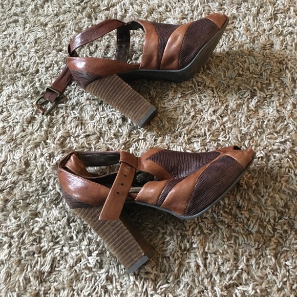 Vince Camuto Shoes - 😘Vince Camuto😘 'Gabby' thick heels