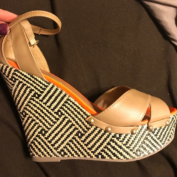 Cute, fun wedges - Picture 2 of 6