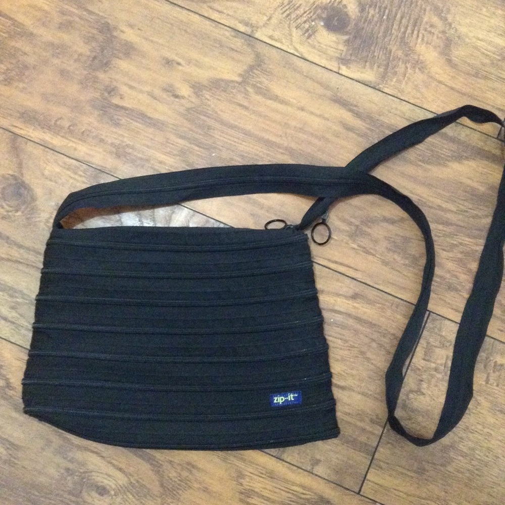 ZIP IT CROSSBODY BAG