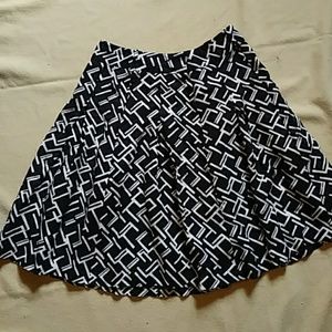 Larry Levine Black/white print pleated skirt-sz 4