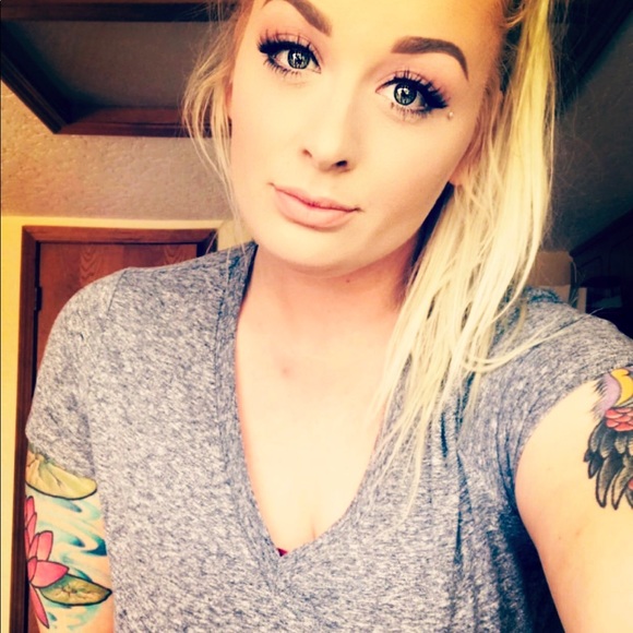 Meet your Posher, Paige!! ❤️❤️❤️🤙🏼🤙🏼 - Picture 4 of 4