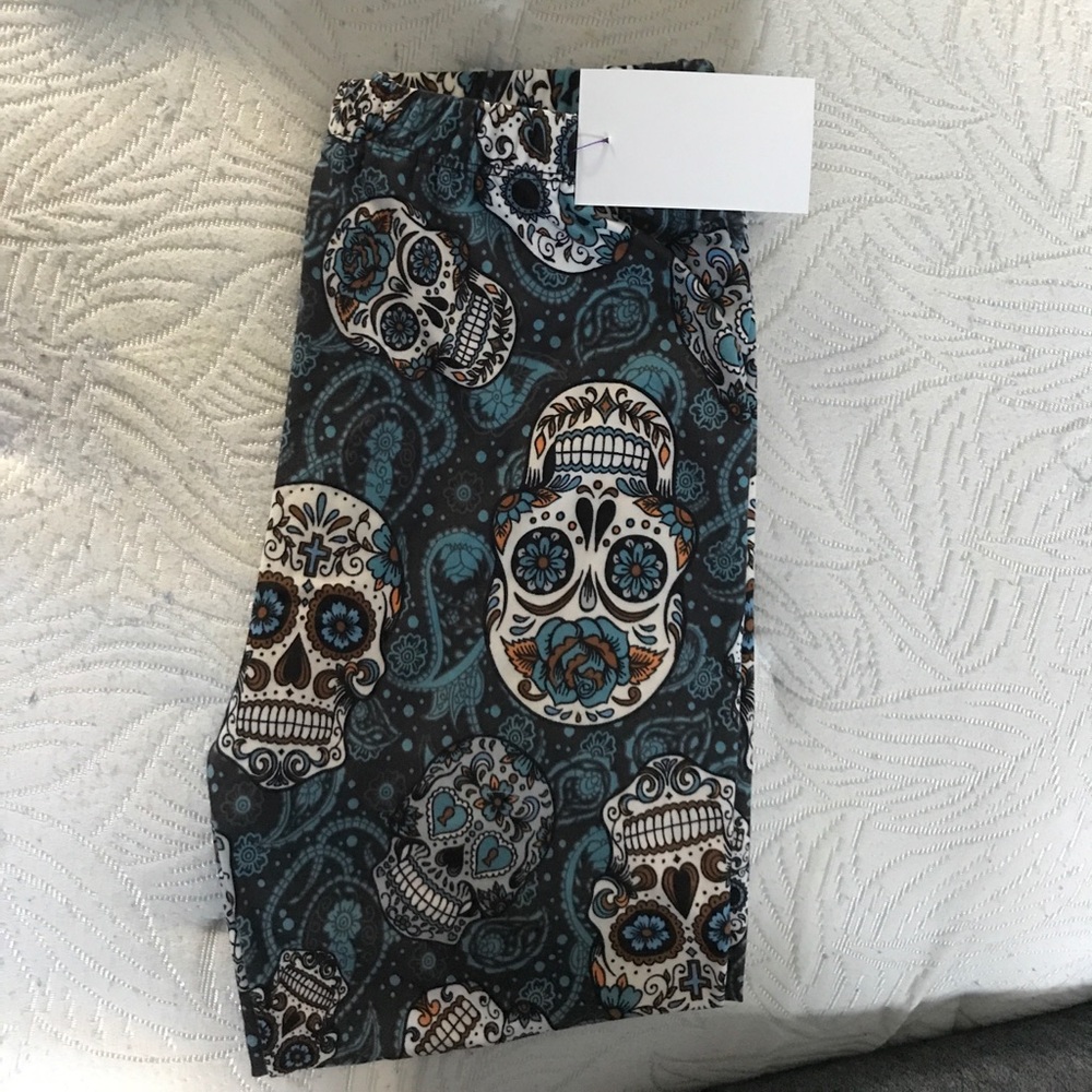 Legg A Licious OS Capri Teal skull leggings