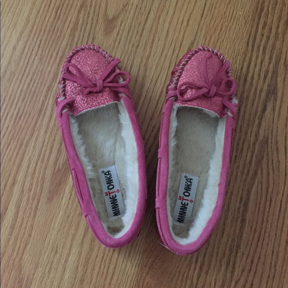 Minnetonka Pink Glitter slippers size 6