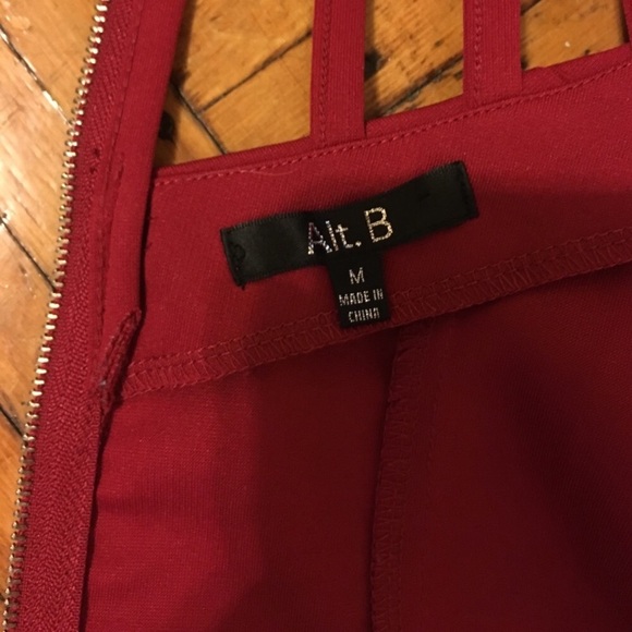 ✔️SOLD✔️Red Cage Detail Crop Top - Picture 3 of 4