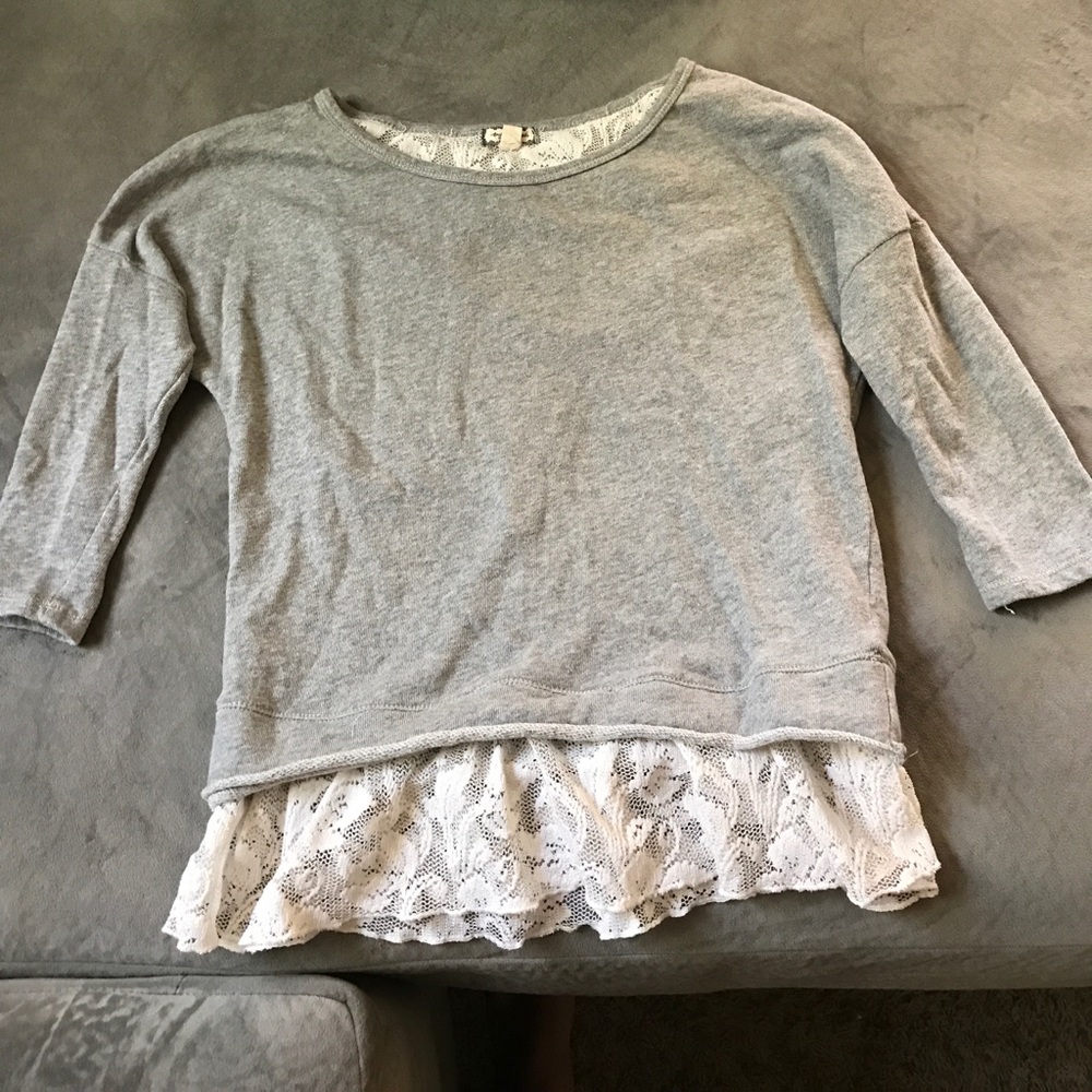 Sweatshirt with lace trim on bottom