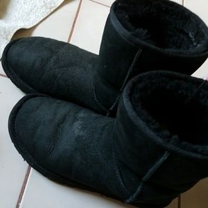 USED Black Uggs