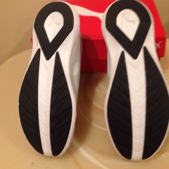 NIB Women's  PUMA soft foam shoes - Picture 6 of 8