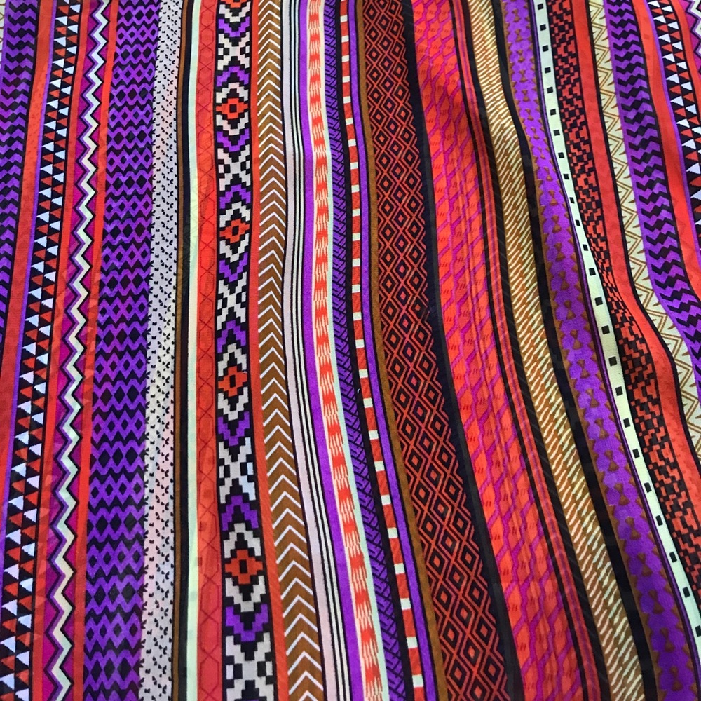 NWT Hi-Lo patterned top - Picture 3 of 4