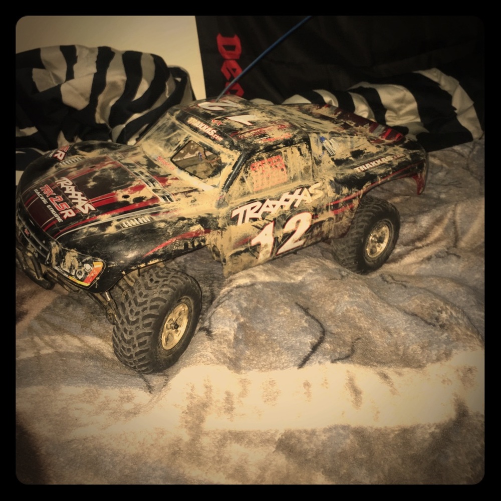 1/10 nitro rc car like new runs good fast as hell.