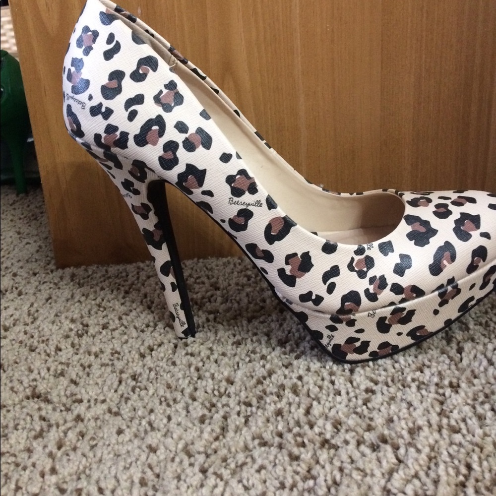 Betseyville leopard print Heels
