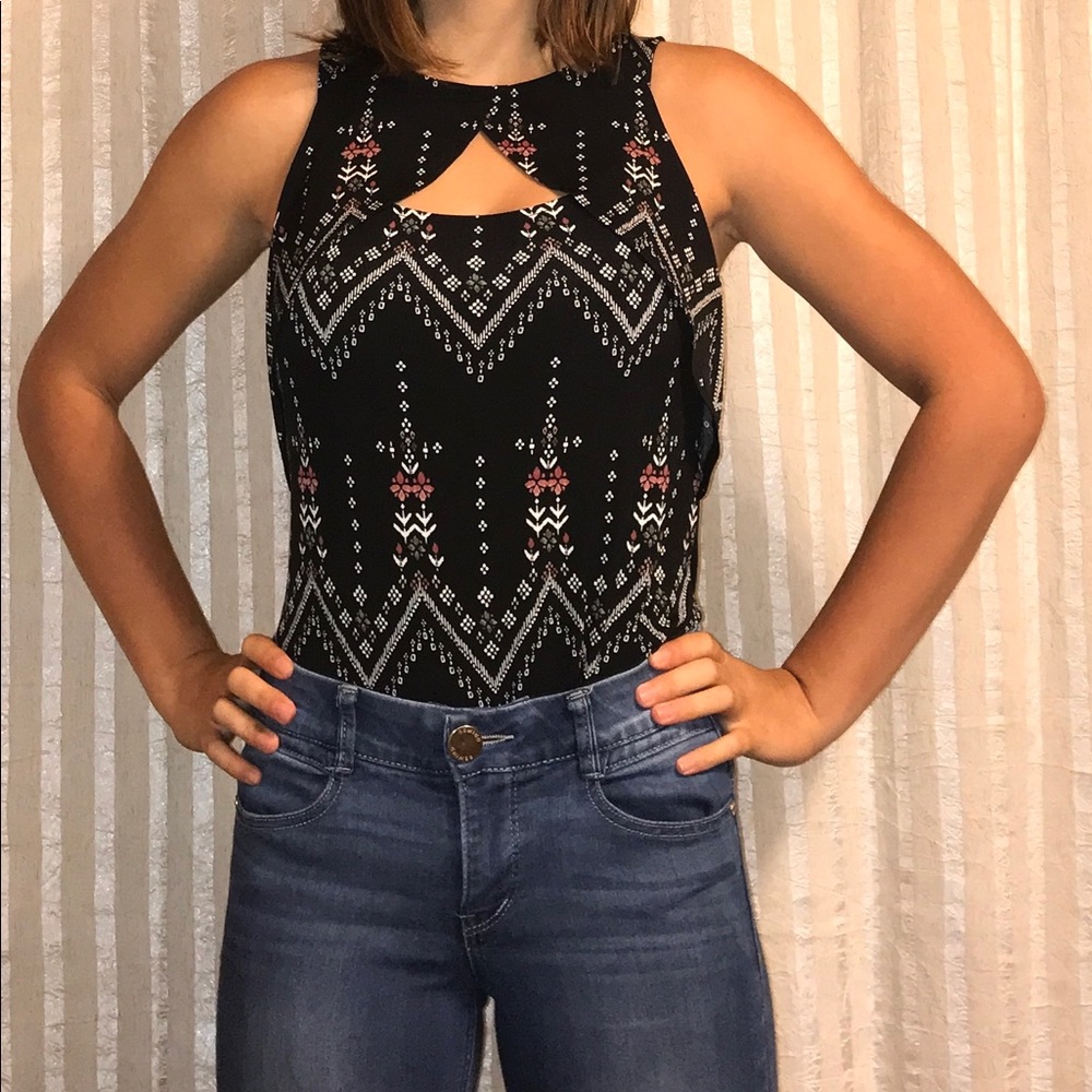 🌸Patterned Triangle Cut Top