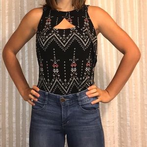 🌸Patterned Triangle Cut Top