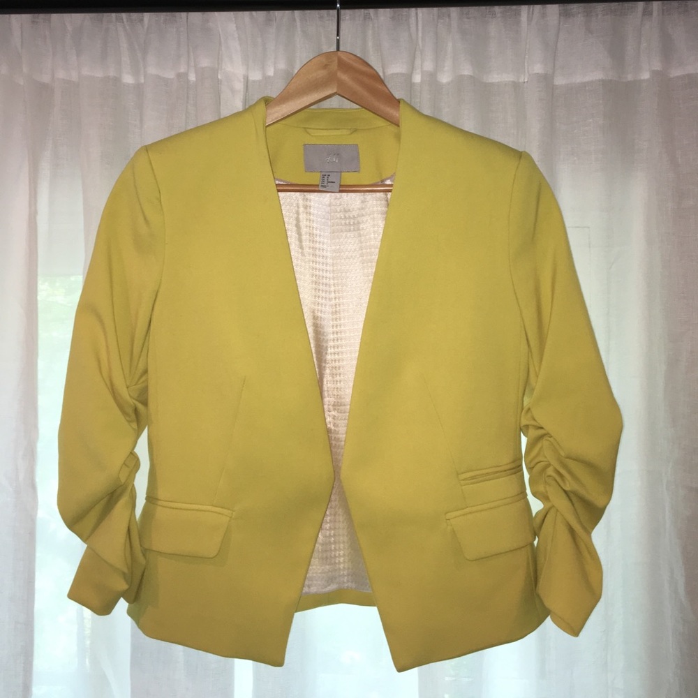 Cropped sleeve yellow collarless blazer