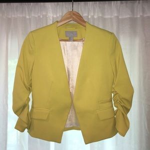 Cropped sleeve yellow collarless blazer