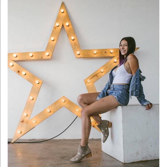 ⭐️⭐️⭐️⭐️Ladies booties with stars.⭐️⭐️⭐️⭐️ - Picture 5 of 8