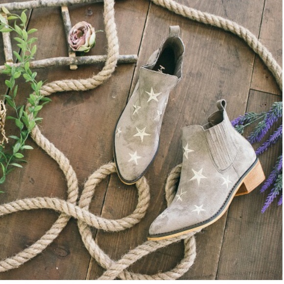 ⭐️⭐️⭐️⭐️Ladies booties with stars.⭐️⭐️⭐️⭐️ - Picture 6 of 8