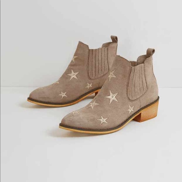 ⭐️⭐️⭐️⭐️Ladies booties with stars.⭐️⭐️⭐️⭐️ - Picture 7 of 8