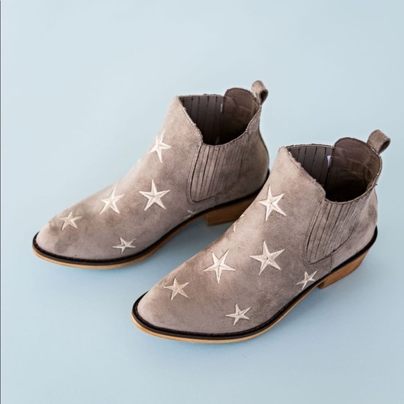 ⭐️⭐️⭐️⭐️Ladies booties with stars.⭐️⭐️⭐️⭐️ - Picture 3 of 8