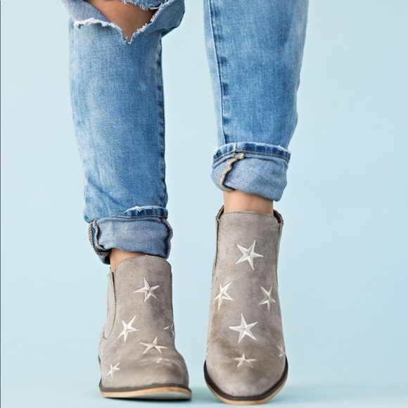 ⭐️⭐️⭐️⭐️Ladies booties with stars.⭐️⭐️⭐️⭐️ - Picture 2 of 8