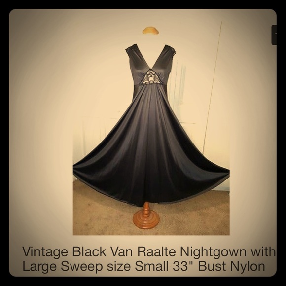 Vintage Van Raalte Nightgown Has a large sweep⭐️ - Picture 4 of 5