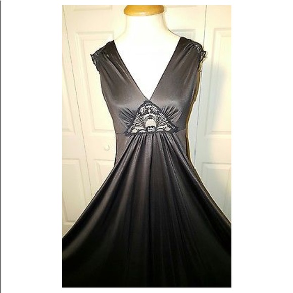 Vintage Van Raalte Nightgown Has a large sweep⭐️ - Picture 3 of 5