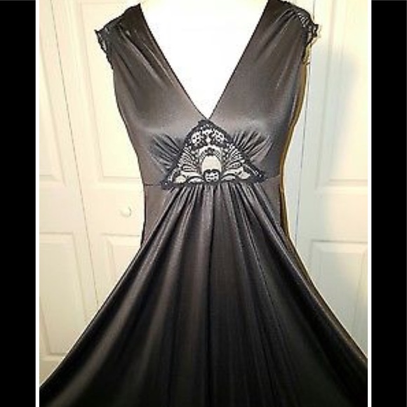 Vintage Van Raalte Nightgown Has a large sweep⭐️ - Picture 1 of 5