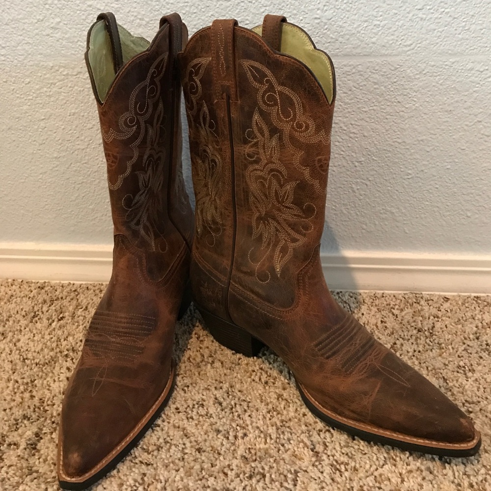 Ariat women's western cowboy boots.
