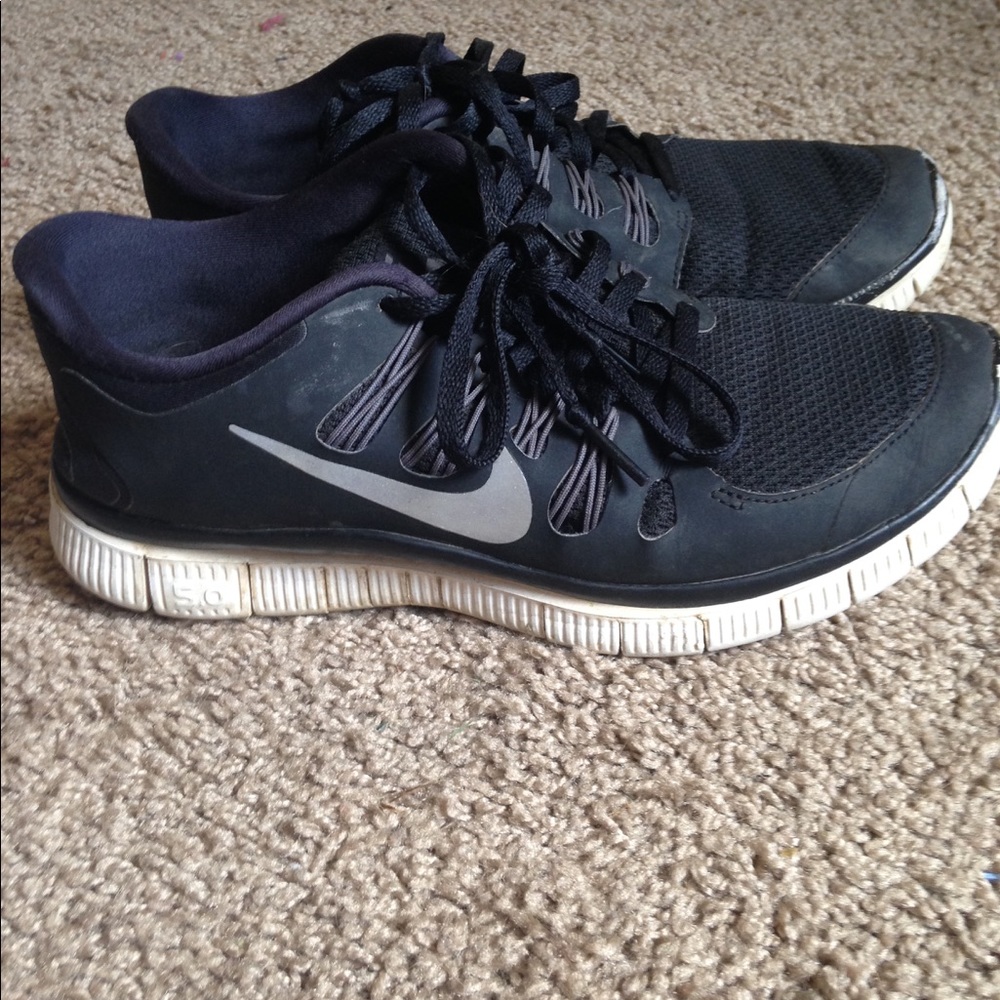 Black Nike tennis shoes