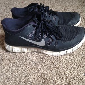 Black Nike tennis shoes