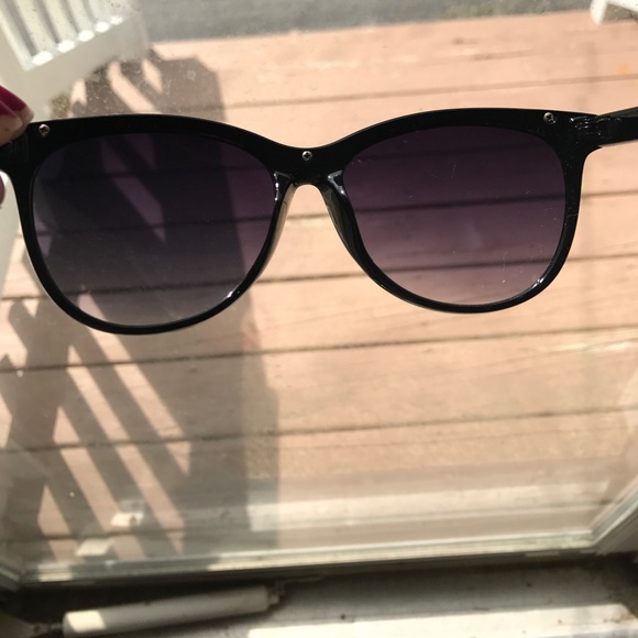 Sunglassess - Picture 4 of 4