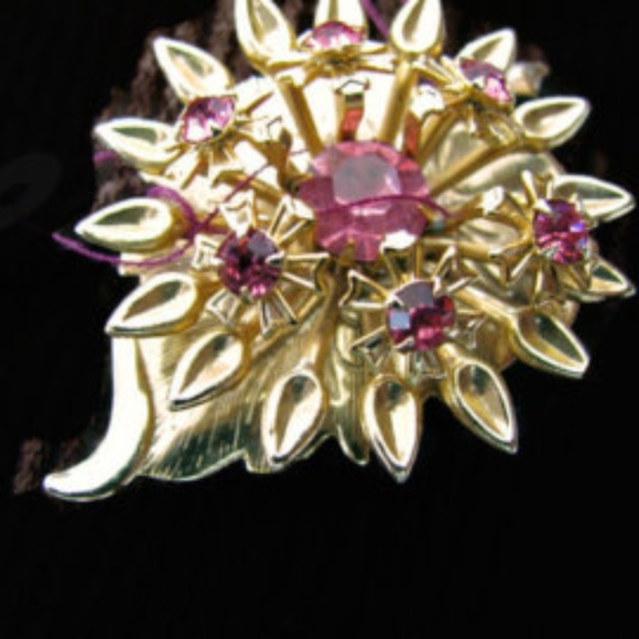 Vintage Jewelry - Funky fun pink glass gold tone edgy brooch 1960s